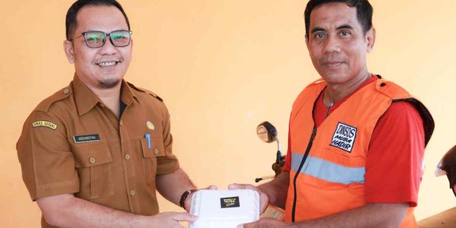 Kadinsos Muba, Ardiansyah saat memberikan bantuan dalam program Bakul Nasi, Senin (21/10/2024). Foto: Kominfo Muba.