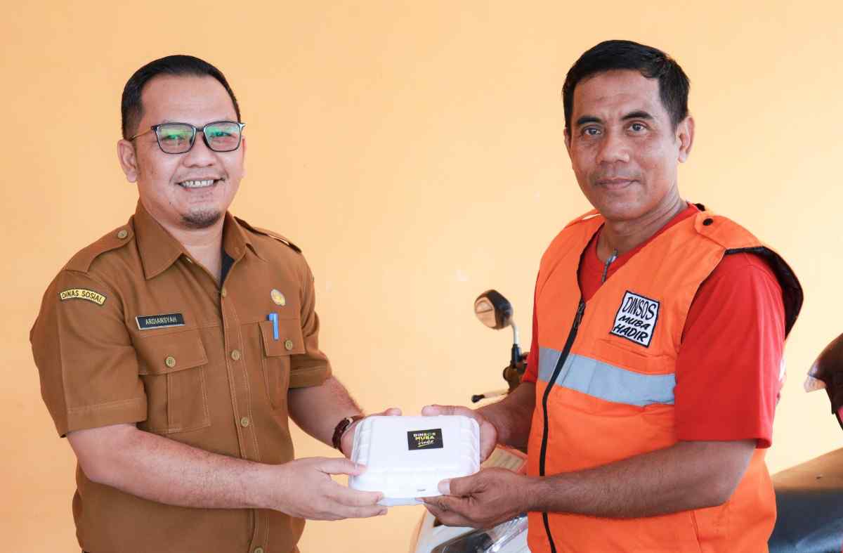 Kadinsos Muba, Ardiansyah saat memberikan bantuan dalam program Bakul Nasi, Senin (21/10/2024). Foto: Kominfo Muba.