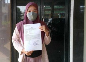 Rifqa Qorota A'yun melaporkan oknum dokter ke Polda Sumsel, Sabtu (26/10/2024). Foto: Sumselheadline/Ela.