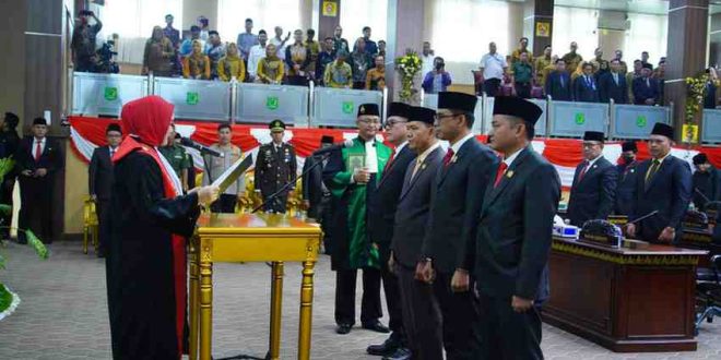 Ketua PN Sekayu mengambimsumpah dan janji pimpinan DPRD Muba, Senin (7/10/2024). Foto: Kominfo Muba.
