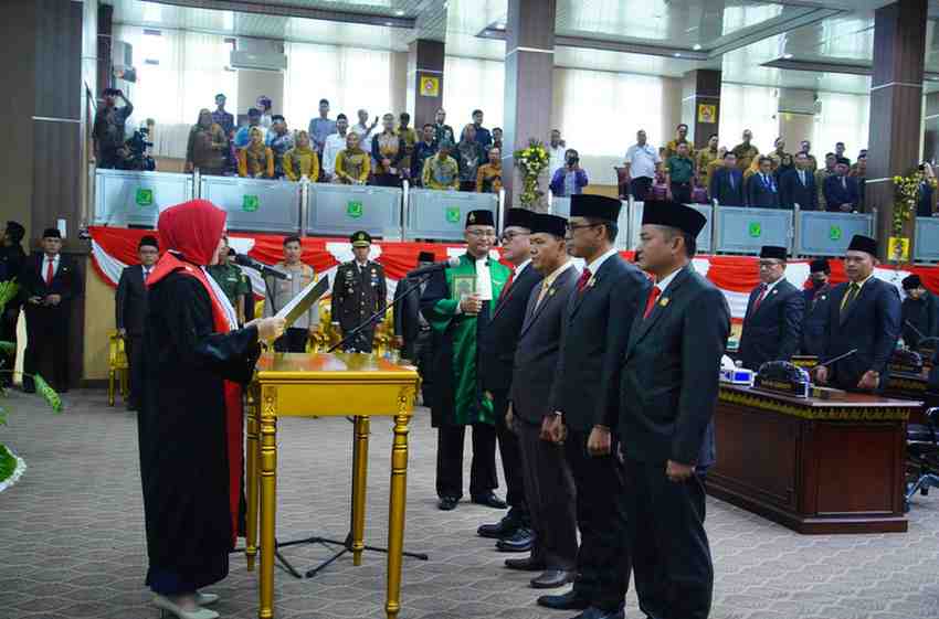 Ketua PN Sekayu mengambimsumpah dan janji pimpinan DPRD Muba, Senin (7/10/2024). Foto: Kominfo Muba.