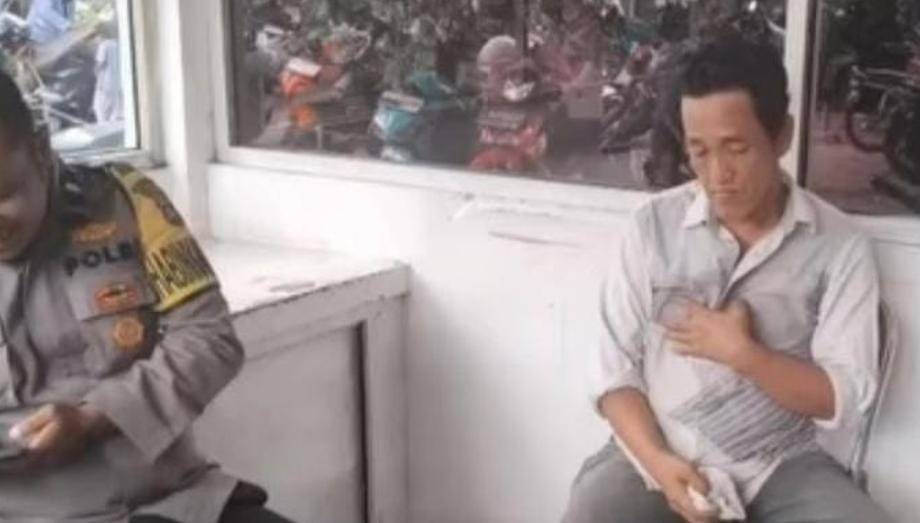 Erwin alias David (42), pelaku pencuiran Hp di Masjid AGung Palembang, Sabatu (26/10/2024). Foto: Sumselheadline/Ela.