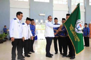 Sekda Sumsel, Edward Chandra saat melantik pengurs BAPOR KORPRI. Foto: Humas Pemprov SUmsel.