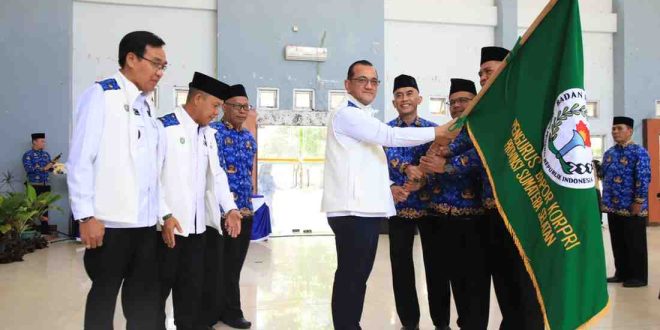 Sekda Sumsel, Edward Chandra saat melantik pengurs BAPOR KORPRI. Foto: Humas Pemprov SUmsel.