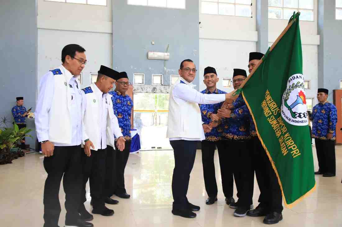 Sekda Sumsel, Edward Chandra saat melantik pengurs BAPOR KORPRI. Foto: Humas Pemprov SUmsel.