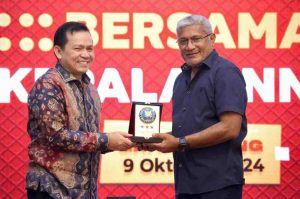 Pj Gubernur Sumsel, Elen Setiadi memberikan cindera mata pada Kepala BNN RI Komjen Pol Marthinus Hukom. Foto: Humas Pemprov Sumsel.