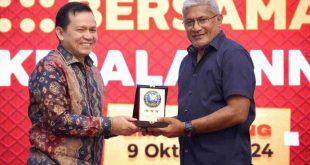 Pj Gubernur Sumsel, Elen Setiadi memberikan cindera mata pada Kepala BNN RI Komjen Pol Marthinus Hukom. Foto: Humas Pemprov Sumsel.