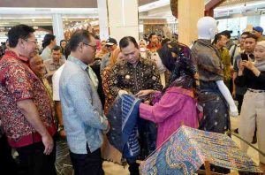 Pj Gubernur Sumsel, Eelen Setiadi di sela membuka Semarak UMKM Sriwijaya 2024 yang diselenggarakan oleh Bank Indonesia Perwakilan Provinsi Sumsel, di Atrium Palembang Indah Mal (PIM), Jumat (25/10/2024) sore.  Foto: Humas Pemprov Sumsel.