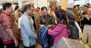 Pj Gubernur Sumsel, Eelen Setiadi di sela membuka Semarak UMKM Sriwijaya 2024 yang diselenggarakan oleh Bank Indonesia Perwakilan Provinsi Sumsel, di Atrium Palembang Indah Mal (PIM), Jumat (25/10/2024) sore.  Foto: Humas Pemprov Sumsel.