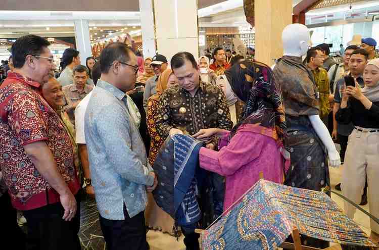 Pj Gubernur Sumsel, Eelen Setiadi di sela membuka Semarak UMKM Sriwijaya 2024 yang diselenggarakan oleh Bank Indonesia Perwakilan Provinsi Sumsel, di Atrium Palembang Indah Mal (PIM), Jumat (25/10/2024) sore.  Foto: Humas Pemprov Sumsel.