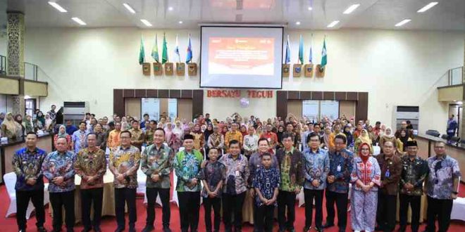 Pj Gubernur Sumsel Elen Setiadi mengikuti rapat Peningkatan Pemahaman Numerasi dengan Metode Pembelajaran Gampang, Asyik dan Menyenangkan (GASING) pada Satuan Pendidikan Dasar dan Pendidikan Menengah, bertempat di Auditorium Graha Bina Praja  Pemprov Sumsel, Jumat (11/10/2024), Foto: Humas Pemprov Sumsel.