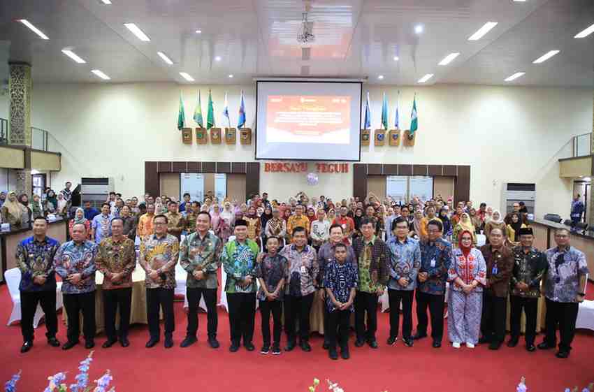 Pj Gubernur Sumsel Elen Setiadi mengikuti rapat Peningkatan Pemahaman Numerasi dengan Metode Pembelajaran Gampang, Asyik dan Menyenangkan (GASING) pada Satuan Pendidikan Dasar dan Pendidikan Menengah, bertempat di Auditorium Graha Bina Praja  Pemprov Sumsel, Jumat (11/10/2024), Foto: Humas Pemprov Sumsel.