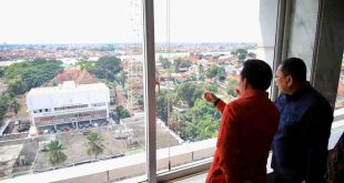 Pj Gubernur Sumsel, Eelen Setiadi dan Pj alikota Palembang, Damenta melihat keondahan kota dari atas gedung walikota, Jumat (4/10/2024). Foto: Kominfo Palembang.