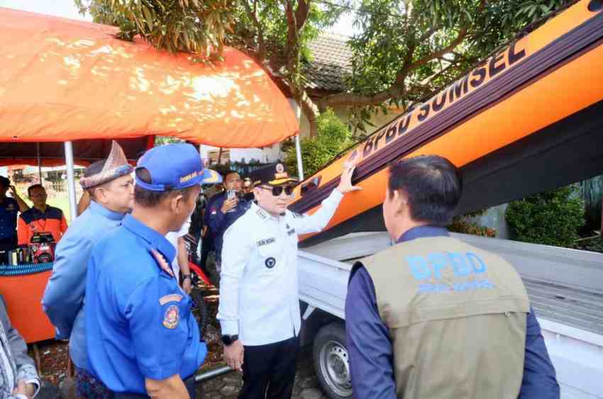Pj Gubernur Sumsel, Elen Setiadi di sela-sela Kunjungan Kerjanya (Kunker) menyambangi Kantor BPBD dan Pemadaman Kota Lubuk Linggau, Kamis (17/10/2024). Foto: Humas Pemprov Sumsel.
