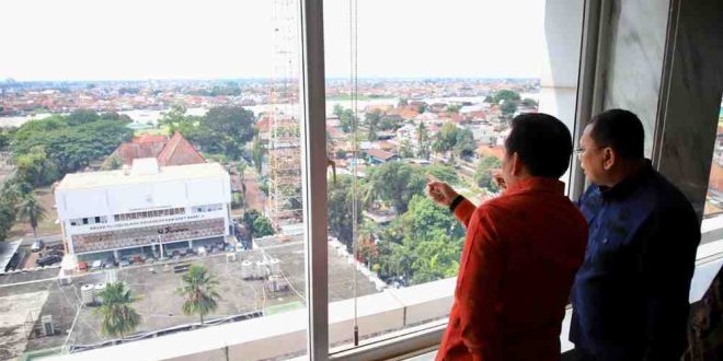 Pj Gubernur Sumsel, Eelen Setiadi dan Pj alikota Palembang, Damenta melihat keondahan kota dari atas gedung walikota, Jumat (4/10/2024). Foto: Kominfo Palembang.