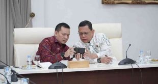 Pj Gubernur Sumsel, Eelen Setiadi dan Pj Walikota Palembang, A Damenta tampak serius diskusi tentang penataan sejumlah kawasan Kota Palembang di Griya Agung, Jumat (18/10/2024). Foto: Humas Pemprov Sumsel.