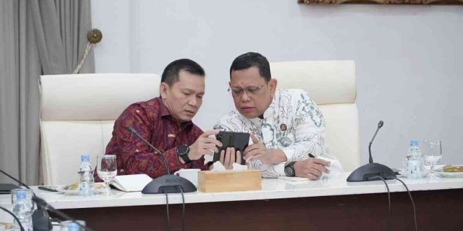 Pj Gubernur Sumsel, Eelen Setiadi dan Pj Walikota Palembang, A Damenta tampak serius diskusi tentang penataan sejumlah kawasan Kota Palembang di Griya Agung, Jumat (18/10/2024). Foto: Humas Pemprov Sumsel.