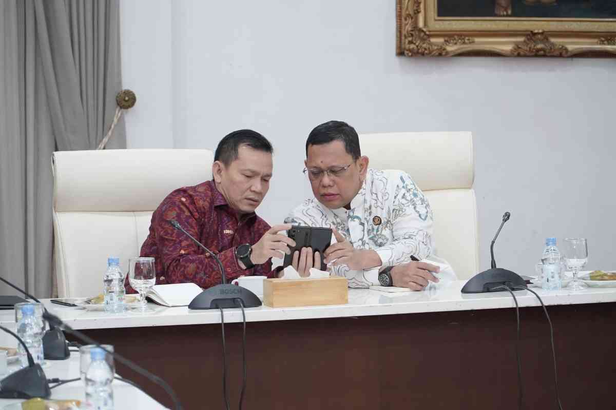 Pj Gubernur Sumsel, Eelen Setiadi dan Pj Walikota Palembang, A Damenta tampak serius diskusi tentang penataan sejumlah kawasan Kota Palembang di Griya Agung, Jumat (18/10/2024). Foto: Humas Pemprov Sumsel.