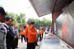 Pj Gubernur Sumsel, Elen Setiadi melihat langsung simulasi Mitigasi  Bencana Banjir di Provinsi Sumsel bertempat Halaman Shooting Range Jakabaring Sport City (JSC) Palembang, Rabu (23/10/2024). Foto: Humas Pemprov Sumsel.