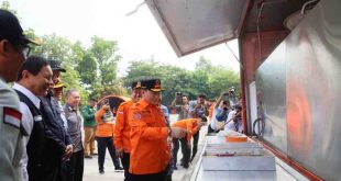 Pj Gubernur Sumsel, Elen Setiadi melihat langsung simulasi Mitigasi  Bencana Banjir di Provinsi Sumsel bertempat Halaman Shooting Range Jakabaring Sport City (JSC) Palembang, Rabu (23/10/2024). Foto: Humas Pemprov Sumsel.