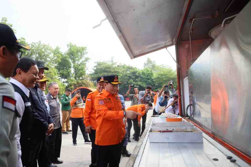 Pj Gubernur Sumsel, Elen Setiadi melihat langsung simulasi Mitigasi  Bencana Banjir di Provinsi Sumsel bertempat Halaman Shooting Range Jakabaring Sport City (JSC) Palembang, Rabu (23/10/2024). Foto: Humas Pemprov Sumsel.