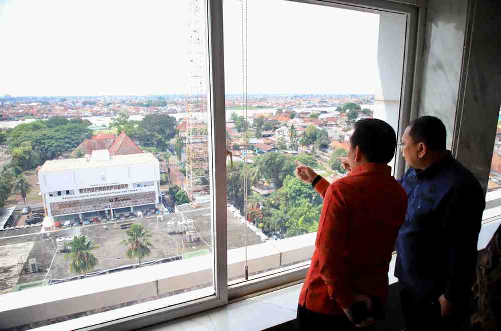 Pj Gubernur Sumsel, Eelen Setiadi dan Pj alikota Palembang, Damenta melihat keondahan kota dari atas gedung walikota, Jumat (4/10/2024). Foto: Kominfo Palembang.