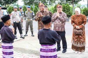 Pj Bupati Muba, Sandi Fahlepi disambut kuyung mude di Festival Randik 2024, kamis (24/10/2024). Foto: Kominfo Muba.