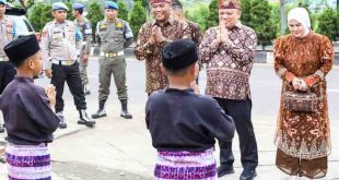 Pj Bupati Muba, Sandi Fahlepi disambut kuyung mude di Festival Randik 2024, kamis (24/10/2024). Foto: Kominfo Muba.