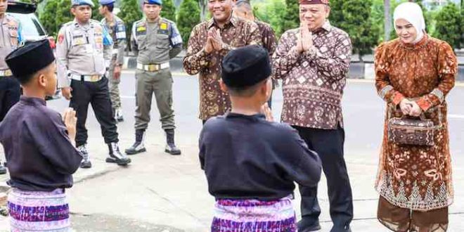 Pj Bupati Muba, Sandi Fahlepi disambut kuyung mude di Festival Randik 2024, kamis (24/10/2024). Foto: Kominfo Muba.