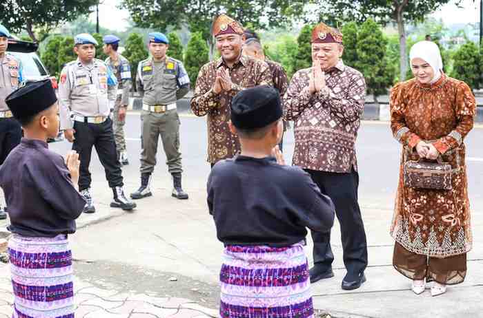 Pj Bupati Muba, Sandi Fahlepi disambut kuyung mude di Festival Randik 2024, kamis (24/10/2024). Foto: Kominfo Muba.
