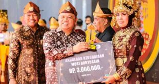 Pj Bupati Muba, Sandi Fahlepi secara simbolis memberikan penghargaan pada para pekerja seni dan pelestari budaya di Festival Randik 2024, Kamis (24/10/2024). Foto: Kominfo Muba.