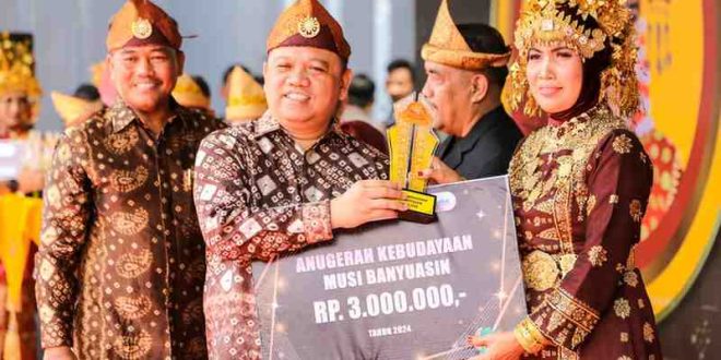 Pj Bupati Muba, Sandi Fahlepi secara simbolis memberikan penghargaan pada para pekerja seni dan pelestari budaya di Festival Randik 2024, Kamis (24/10/2024). Foto: Kominfo Muba.