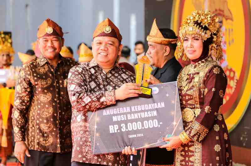 Pj Bupati Muba, Sandi Fahlepi secara simbolis memberikan penghargaan pada para pekerja seni dan pelestari budaya di Festival Randik 2024, Kamis (24/10/2024). Foto: Kominfo Muba.