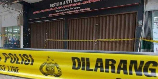 Lokasi pembunuhan karyawan koperasi di sebuah toko distro di Maskarebet, Palembang. Foto: Dok Sumselheadline.