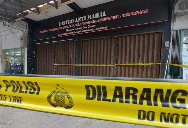 Lokasi pembunuhan karyawan koperasi di sebuah toko distro di Maskarebet, Palembang. Foto: Dok Sumselheadline.