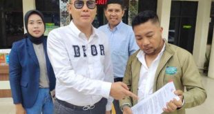 Kuasa hukum PT CSUL Finance, menunjukkan bukti daftar gugatan terhadap pengusaha pempek ke PN Palembang. Foto: Sumselheadline/Ela.