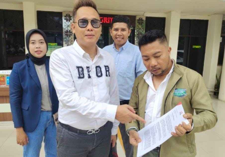 Kuasa hukum PT CSUL Finance, menunjukkan bukti daftar gugatan terhadap pengusaha pempek ke PN Palembang. Foto: Sumselheadline/Ela.