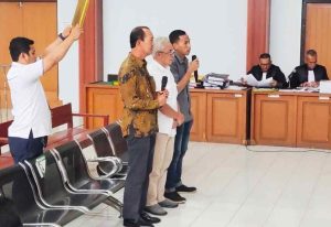 Mantan Walikota Palembang, Harnojoyo diambil sumpah saat menjadi saksi di PN Tipikor Palembang, Senin (21/10/2024). Foto: Sumselheadline/Ela.