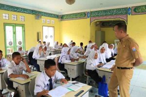 Kadisdik Palembang melihat langsung siswa yang belajar di ruang mushola di SMN 42 Palembang, Senin (7/10/2024). Foto: Kominfo Palembang.
