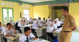 Kadisdik Palembang melihat langsung siswa yang belajar di ruang mushola di SMN 42 Palembang, Senin (7/10/2024). Foto: Kominfo Palembang.