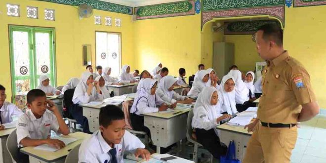 Kadisdik Palembang melihat langsung siswa yang belajar di ruang mushola di SMN 42 Palembang, Senin (7/10/2024). Foto: Kominfo Palembang.