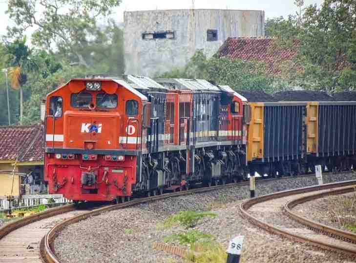 Kereta api angkutan baturaba yang setiap jam melintasi jalur Palembang-Muaraenim dan Lampung. Foto: Dok SUmselheadline.