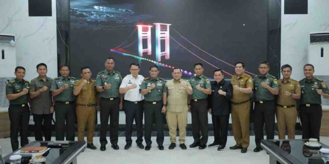 Pj Walilkota Palembang, A Damenta saat silaturrahim dengan jajaran Kodam II Sriwijaya. Foto: Kominfo Palembang.