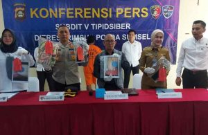 Polisi menangkap pelaku asusila sesama jenis, dengan korbannya anak di bawah umur, Senin (7/10/2024). Foto: Sumselheadline/Ela.