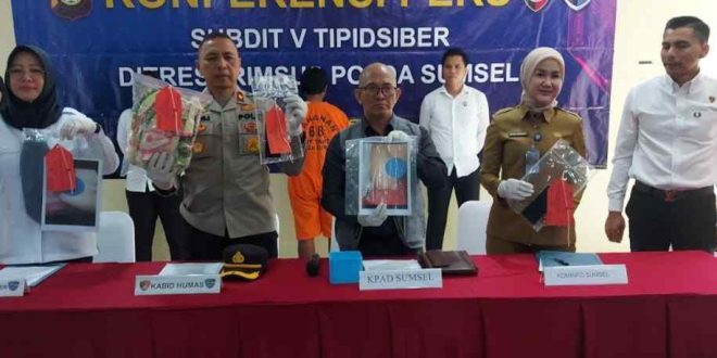 Polisi menangkap pelaku asusila sesama jenis, dengan korbannya anak di bawah umur, Senin (7/10/2024). Foto: Sumselheadline/Ela.