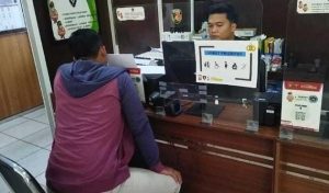 Arief Hidayat melaporkan atas kejadian temannya disiram air keras oleh orang tak dikenal, Kamis (10/10/2024). Foto: Sumselheadline/Ela.