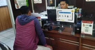 Arief Hidayat melaporkan atas kejadian temannya disiram air keras oleh orang tak dikenal, Kamis (10/10/2024). Foto: Sumselheadline/Ela.