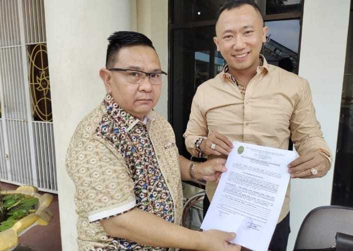 Tim kuasa hukum Milawarma dan Nurtima Tobing menunjukkan salinan putusan MA,, Jumat (11/10/2024). Foto: Sumselheadline/Ela.