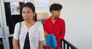 Tristya Handayani didampingi anaknya melapor tertipu beli mobil bekas. Foto: Sumselheadline/Ela.