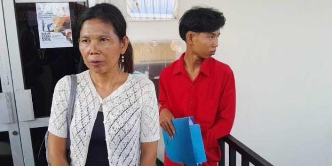 Tristya Handayani didampingi anaknya melapor tertipu beli mobil bekas. Foto: Sumselheadline/Ela.